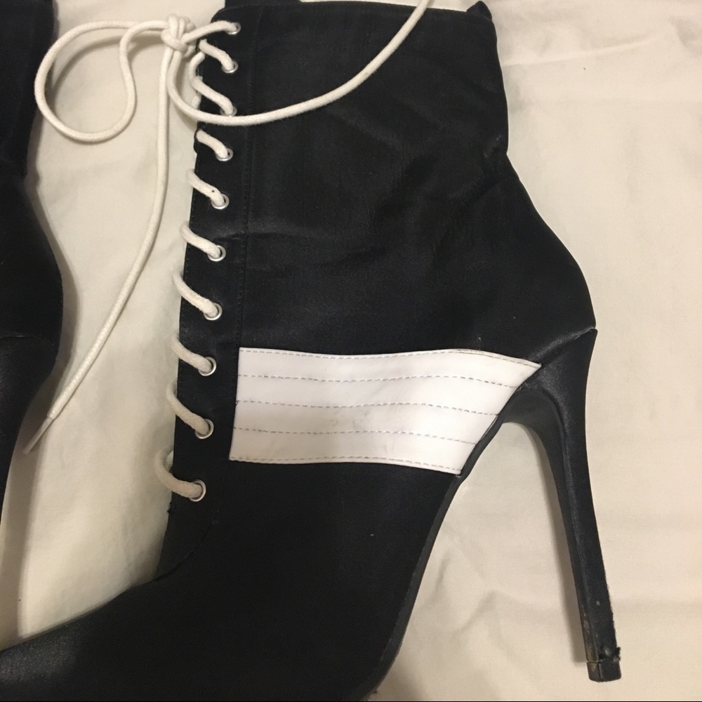 ❤️7.5 black and white stripe booties